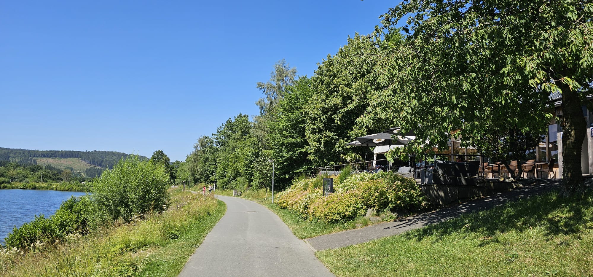 Wandelpad langs de Hillebachsee met terras